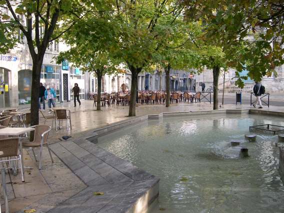  Fontaine et terrasse de café (place Saint-Pierre)